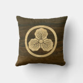 Nakaokaの日本人の月曜日の頂上のカシはかえで木を去ります クッション (裏面)