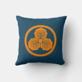 Nakaokaの日本人の月曜日の頂上のカシはオレンジを去ります クッション (裏面)