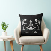 Namaste Skeletons  – Funny Yoga Halloween クッション (椅子)