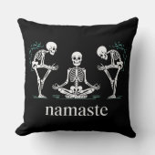 Namaste Skeletons  – Funny Yoga Halloween クッション (正面)