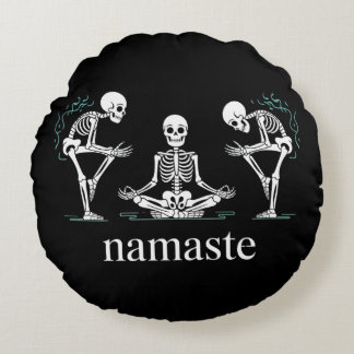 Namaste Skeletons  – Funny Yoga Halloween ラウンドクッション