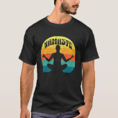Namaste Yoga Pose Peace Meditate Zen Retro Sunset  Tシャツ (正面)