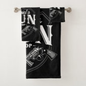 NAME パーソナライズされた Old Revolvers Gun Shop銃器 バスタオルセット (インサイチュ)