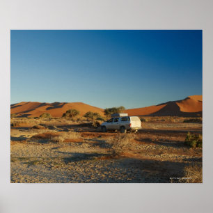 Namibの砂漠の景色の4x4車の ポスター