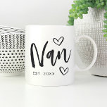 Nan Year設立おばあちゃん コーヒーマグカップ<br><div class="desc">ハートでアクセントを付けシンプルたスケッチスクリプトレタリング「ナン」を手に持つこのデザインを持つ祖母のための甘い形見を作成する。彼女は可愛い母の日や妊娠の発表の贈り物のための祖母になった年でパーソナライズ。</div>