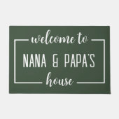 NANAとPAPAの家へようこそ – Sage Green ドアマット (正面)