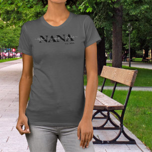 Nana+Kids+Names+Est+Year ブラック ファミリーデザイン タイポグラフィ Tシャツ