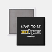 Nana To Be 2026 Loading Nana Est 2026 マグネット (正面/裏面)