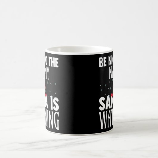 Nanny SantaがChrisを見ている様子に優おもしろいしい コーヒーマグカップ (中央)