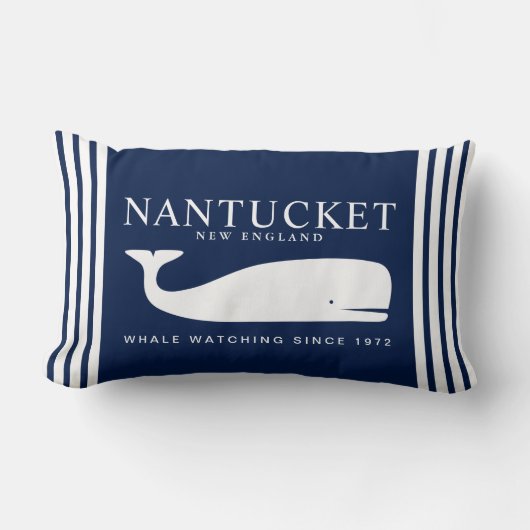 Nantucket Whale Watching – White and Navy Blue ランバークッション (正面)