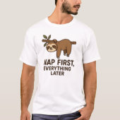 Nap First T-Shirt – Funny Lazy Sloth Graphic Tee Tシャツ (正面)