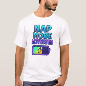 Nap Mode Activated – Sleepy Humor Battery Tシャツ (正面)