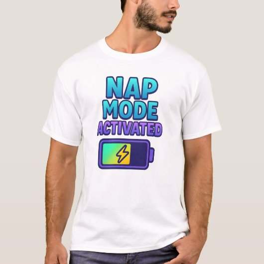 Nap Mode Activated – Sleepy Humor Battery Tシャツ (正面)