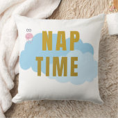 Nap Time Cozy Throw Pillow – Fun Cloud Design クッション (ブランケット)