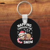 Napng Through The Snow Funny Sloth Candy Cane Xmas キーホルダー (正面)