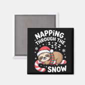 Napng Through The Snow Funny Sloth Candy Cane Xmas マグネット (正面/裏面)
