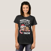 Napng Through The Snow Funny Sloth Candy Cane Xmas Tシャツ (正面フル)