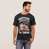 Napng Through The Snow Funny Sloth Candy Cane Xmas Tシャツ (正面フル)