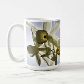 Narcissen die bloeien met een lente blauwe lucht  コーヒーマグカップ