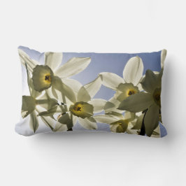 Narcissen die bloeien met een lente blauwe lucht  ランバークッション