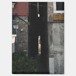 Narrow venetian alleyway (2024) マグネット