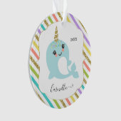 Narwhalの一流のパーソナライズな虹のストライプな金ゴールドを加えて下さい オーナメント (正面)