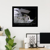 NASAニューマン宇宙飛行士がカメラで波を振り返る ポスター (ホームオフィス)