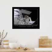 NASAニューマン宇宙飛行士がカメラで波を振り返る ポスター (キッチン)