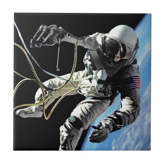 NASA初のアメリカ人宇宙飛行士の宇宙遊泳写真 タイル (正面)