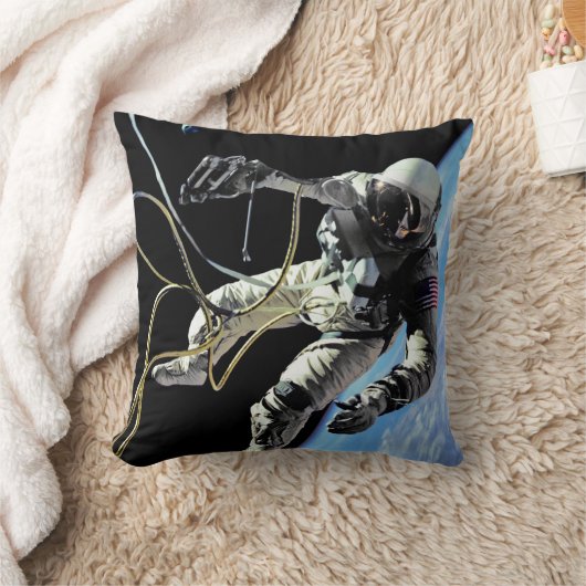 NASA初の米国宇宙飛行士のスペースウォーク写真 クッション (ブランケット)