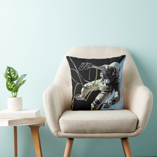 NASA初の米国宇宙飛行士のスペースウォーク写真 クッション (椅子)