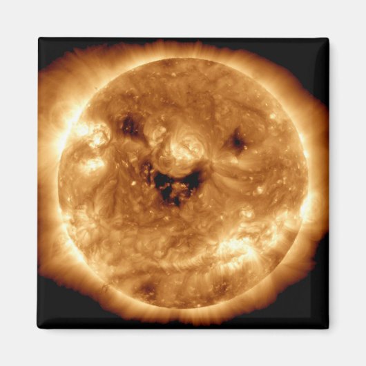 NASA太陽観測衛星から見た笑顔の太陽 マグネット (正面)