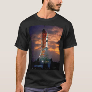 NASA アポロ・ソユーズ打ち上げロケットと日の出の発射台 Tシャツ