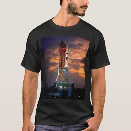 NASA アポロ・ソユーズ打ち上げロケットと日の出の発射台 Tシャツ (正面)