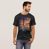 NASA アポロ・ソユーズ打ち上げロケットと日の出の発射台 Tシャツ (正面フル)