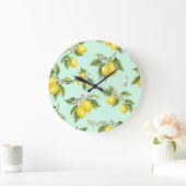 Natasha Usによるレモン付きのブランチ ラージ壁時計 (ホーム)
