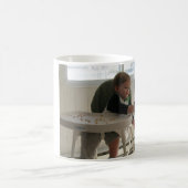 NathanはRebaに大きいコーヒー・マグを食べ物を与えます コーヒーマグカップ (中央)