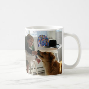 NathanはRebaに大きいコーヒー・マグを食べ物を与えます コーヒーマグカップ