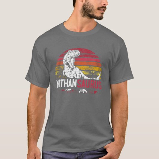Nathan Saurus Funny Personalized Dinosaur T Rex Na Tシャツ (正面)