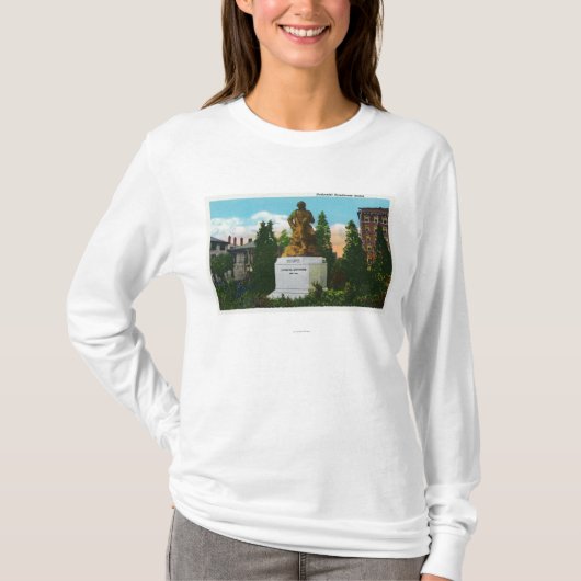 Nathaniel Hawthorneの彫像の眺め Tシャツ (正面)