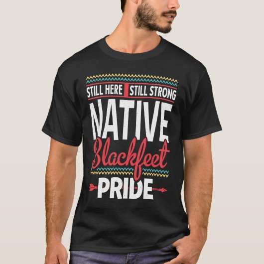 Native Pride American Indian Tribe Strong Native B Tシャツ (正面)
