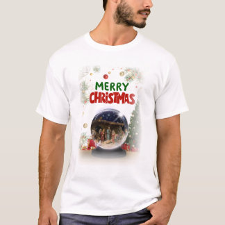 Nativity Scene in Christmas Snow Globe Tシャツ