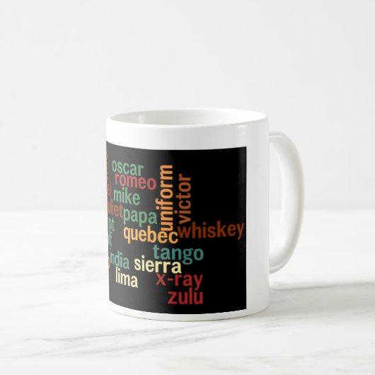 Natoフォネティックコード(暗い背景) コーヒーマグカップ (正面右)