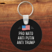 NATO支持 - プーチン反対 - トランプ反対 - レトロ風 - キーホルダー (正面)