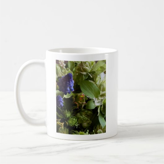 Natural Blue Muscari and Greenery Floral Design コーヒーマグカップ (左)