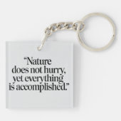 "Nature Does Not Hurry" - Citation Zen Inspirante キーホルダー (裏面)