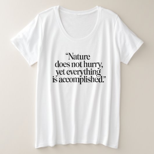 "Nature Does Not Hurry" - Citation Zen Inspirante プラスサイズTシャツ (デザイン正面)