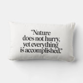 "Nature Does Not Hurry" - Citation Zen Inspirante ランバークッション (裏面)