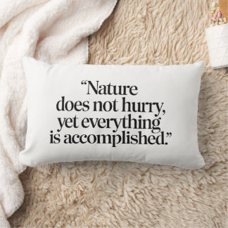 "Nature Does Not Hurry" - Citation Zen Inspirante ランバークッション