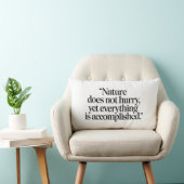 "Nature Does Not Hurry" - Citation Zen Inspirante ランバークッション (椅子)